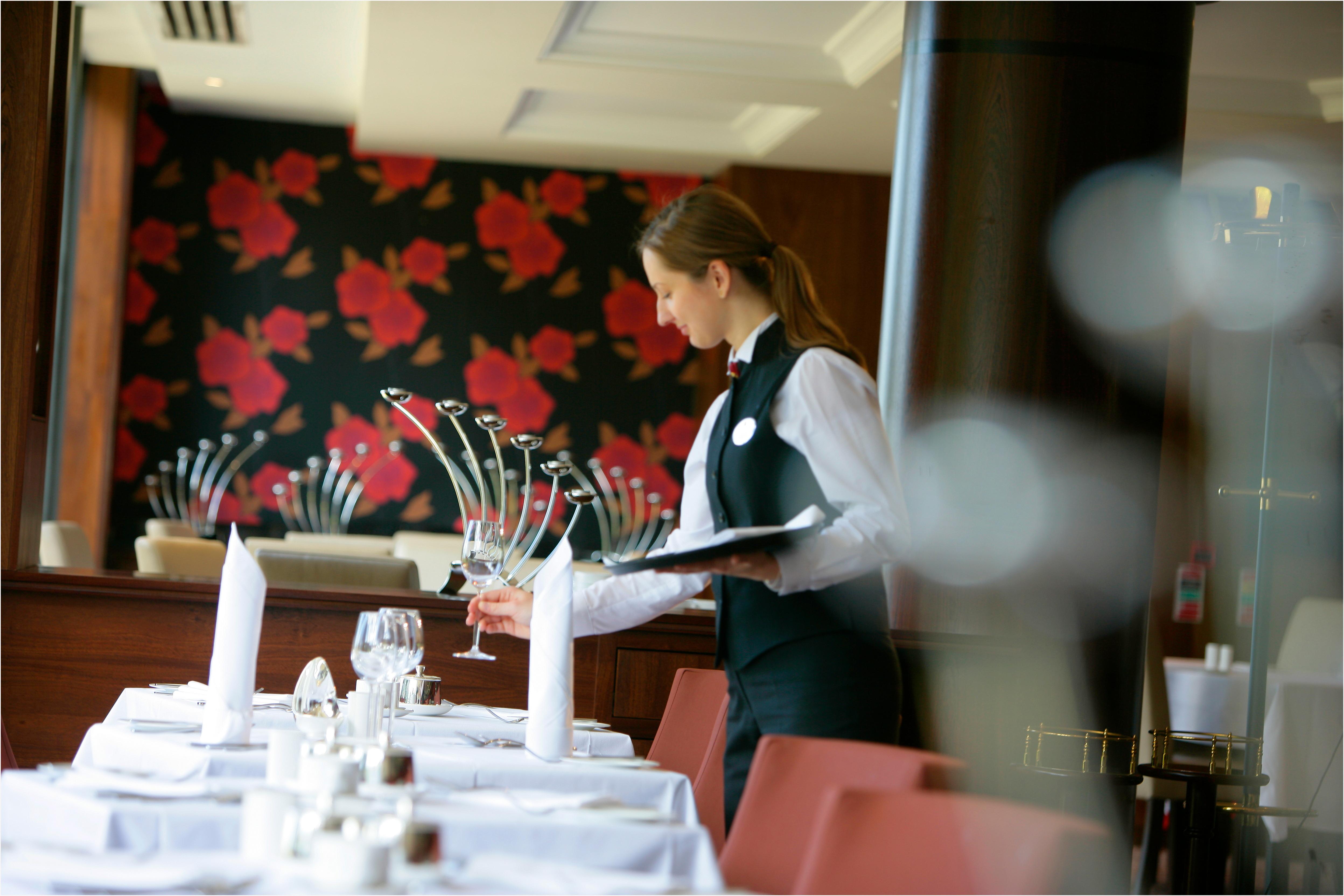 Lyrath Estate Hotel Kilkenny Exterior photo A restaurant hostess